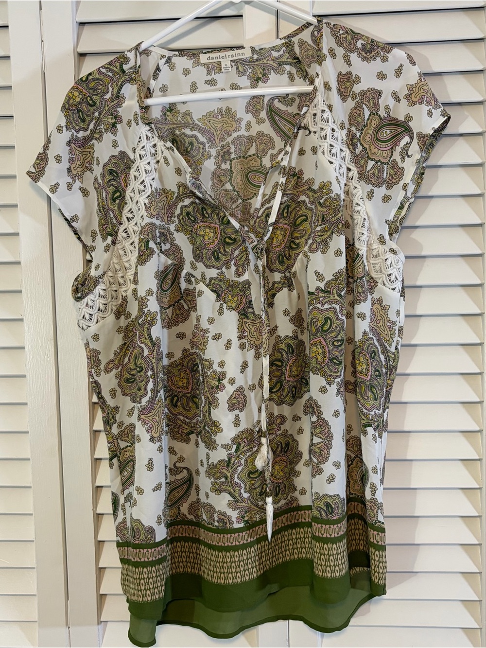 Daniel Rainn White Paisley V-Neck Cap Sleeve Top with Olive Border